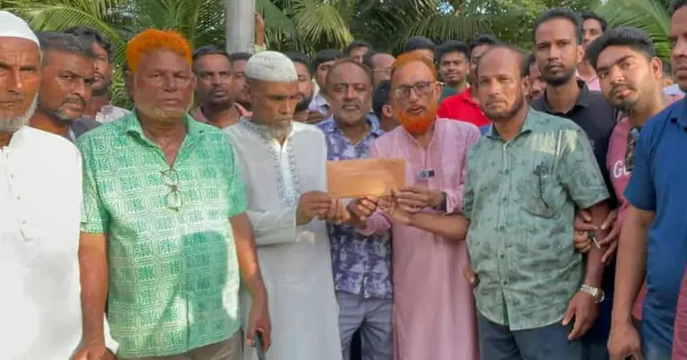 সুবর্ণচরে তিন রাজমিস্ত্রী পরিবারকে আর্থিক সহায়তার সময়